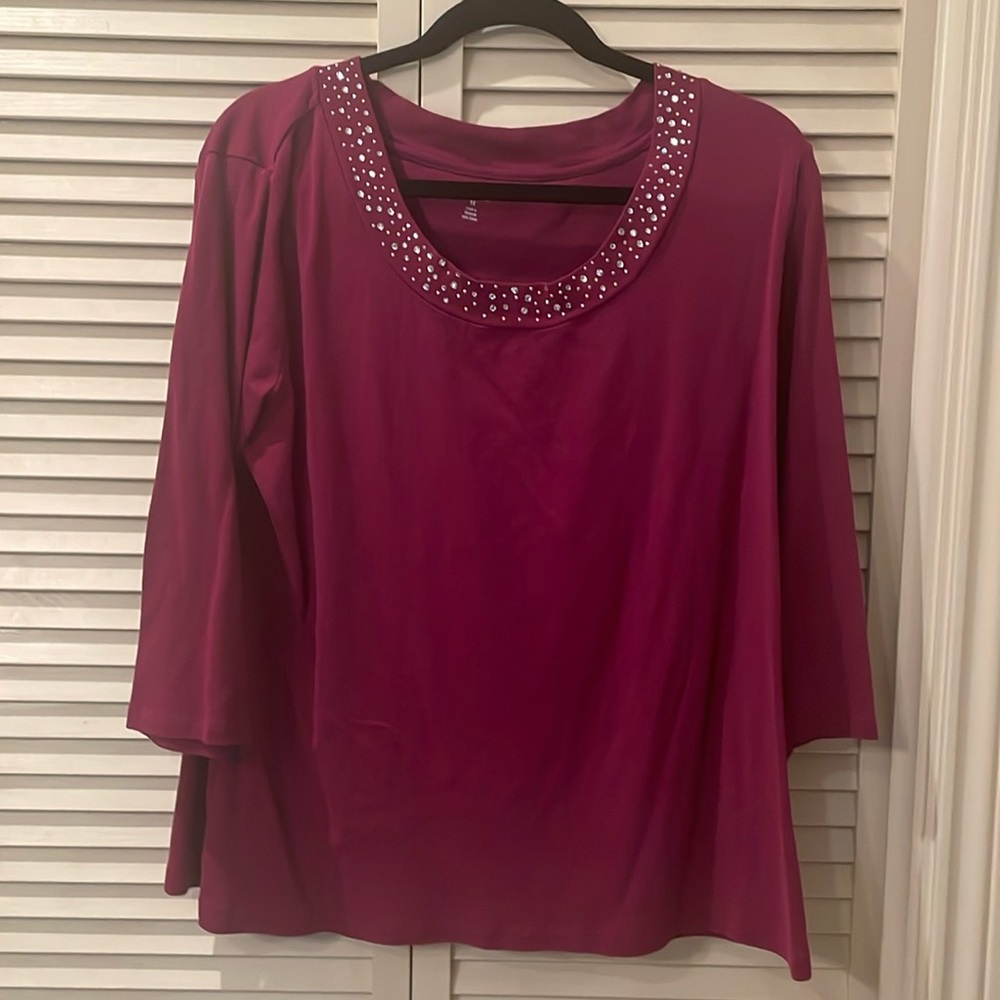 Bling neck Style & Co fuschia top size 1X